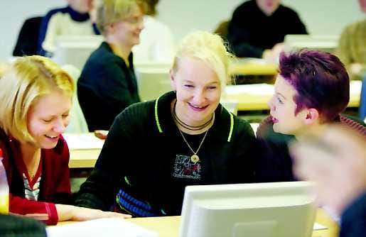 Hyvää opetusta. Pohjois-Suomen Koulutuskeskuksessa Oulussa "tiedottamisesta ammattiin" -kurssilla opiskelevilla Päivi Kokolla, Lea Baasilla ja Hanna-Tuulia Puolakalla ei ole moittimista koulutuksesta. Kurssilaisilla on vahva usko koulutuksen voimaan.