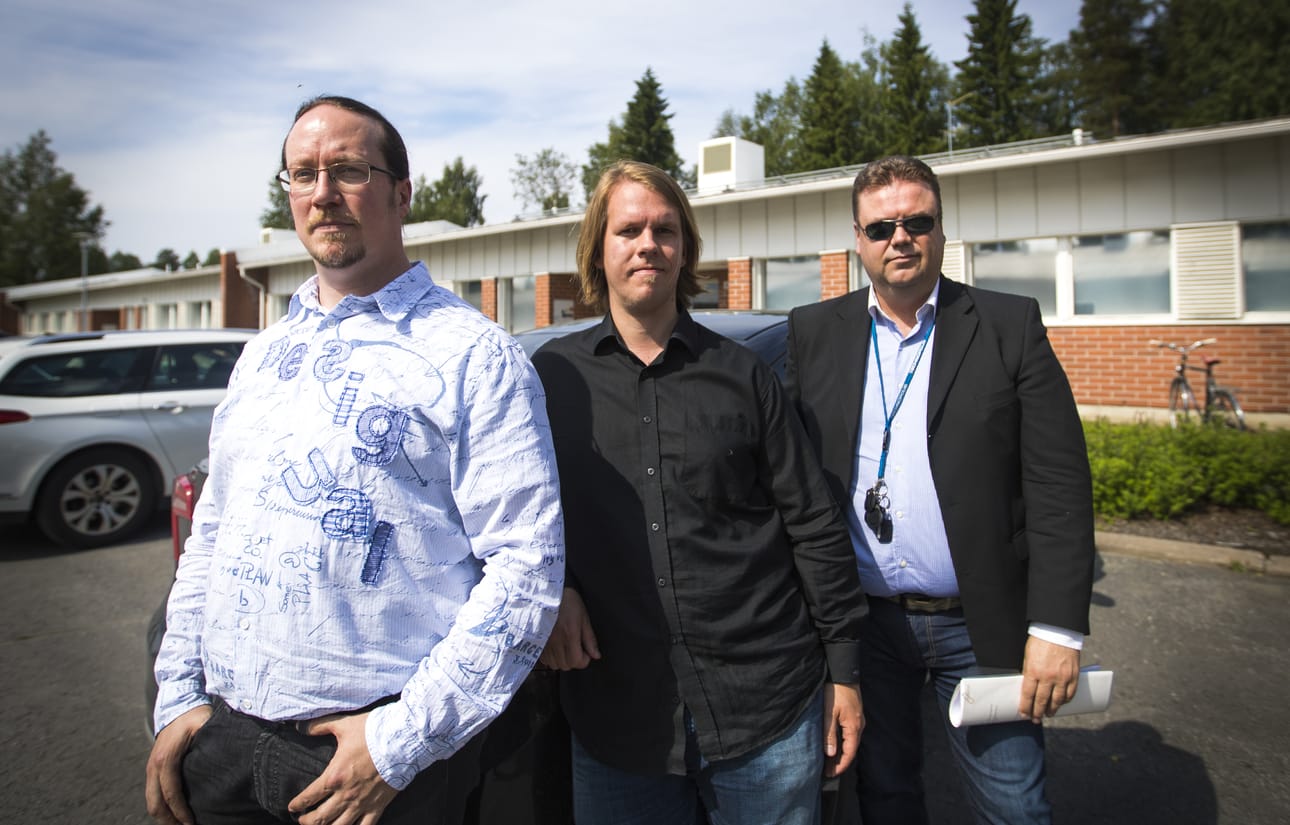 Kielo Growthin Ari Takanen (vas.) ja Sami Halonen sekä Technopoliksen Marko Lind sopivat Teknologiantien rivitalojen omistuksen siirtymisestä Kielo Growthille torstaina.