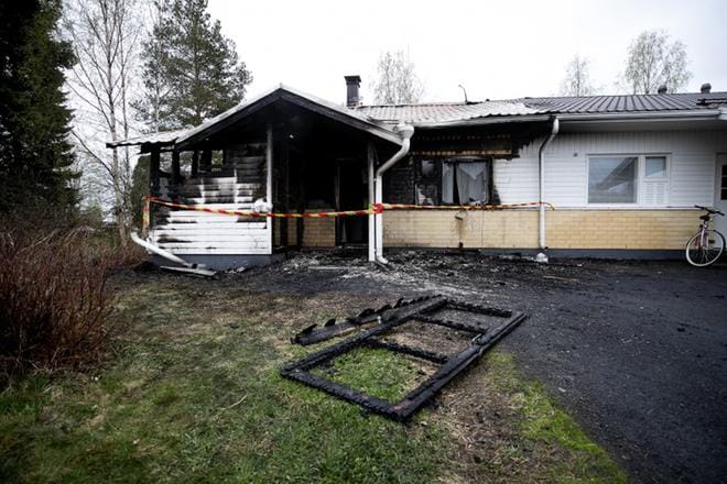 Rivitaloasunnon palosta saatiin sunnuntaiaamuna pelastettua viisi nuorta. KUVA: JAAKKO ELENIUS