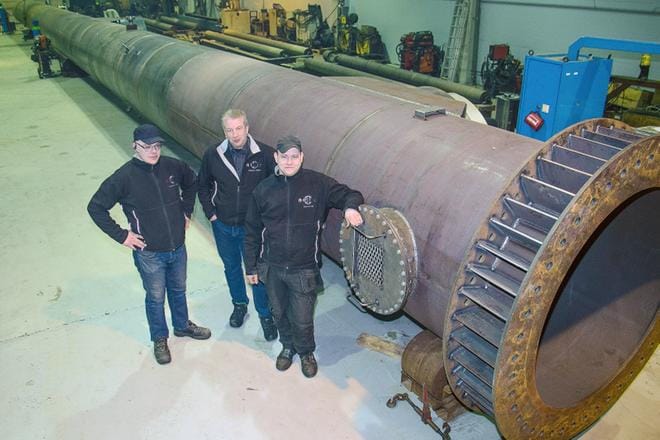 40-metrinen lämpölaitoksen piippu Kauhajoella alkaa olla valmis. Toisin kuin firmat yleensä A-H Pipes ja A-H Steel pyrkivät tekevät konepajallaan kaiken itse eivätkä käytä alihankkijoita. Vasemmalla Tuomas Yli-Heikkuri, Markku Lehtineva ja Juha Anttila. KUVA: JORMA HAVULA