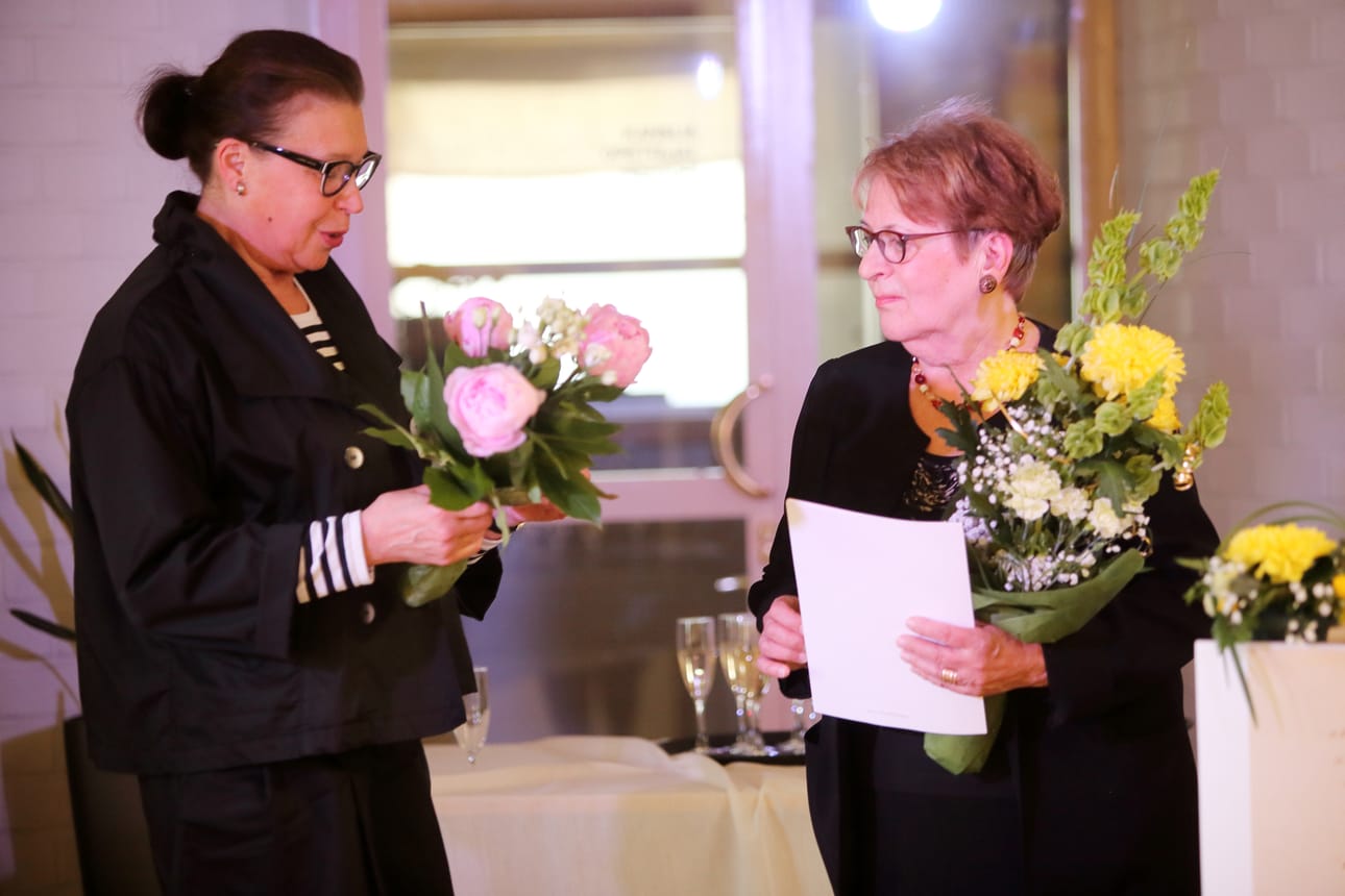 Hanna Partanen, toi Auli Kanaselle tervehdyksen Taito ry:ltä.