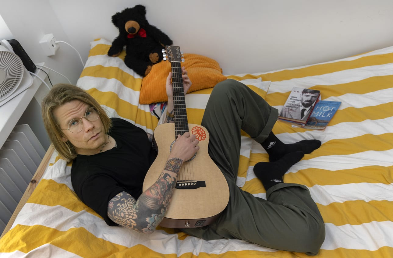 Ville Verkkapuro on tehnyt Pete-romaaniin liittyen keikkoja, joilla hän lukee otteita kirjasta ja soittaa kitaraa. Kirjoittaessaan Verkkapuro kuuntelee usein vanhaa death metallia.