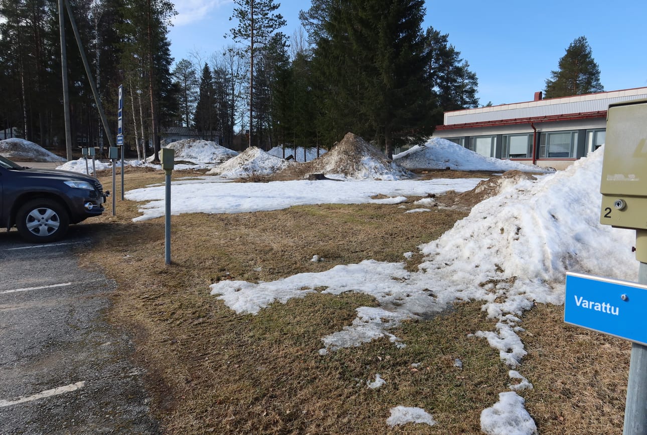 Suomen lumiraja on parhaillaan Koillismaan kohdalla. Kuva on Taivalkoskelta koulukeskuksen tuntumasta tiistaiaamupäivältä.