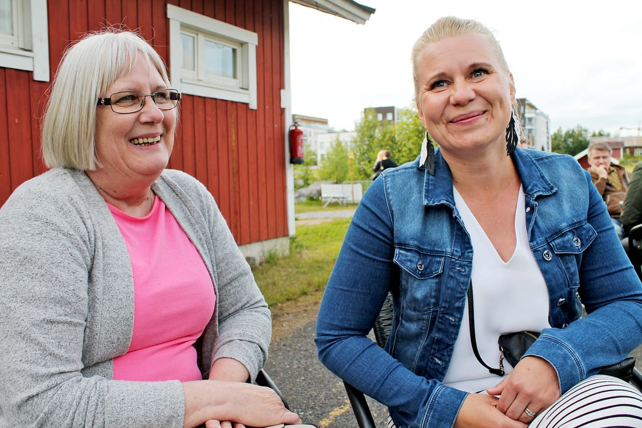 Anne Ikonen (vas.) oli tullut Keminmaalta varta vasten Möljän kesäteatteriin. – Kivoja kappaleita, joihin pääsi hyvin mukaan, hän kiitteli.Marika Kallijärvi piti myös kuulemastaan ja näkemästään: – Hirveän hyvin tehty ja mukaansa tempaava näytelmä. Heikki Silvennoinen on tietysti oma lukunsa.