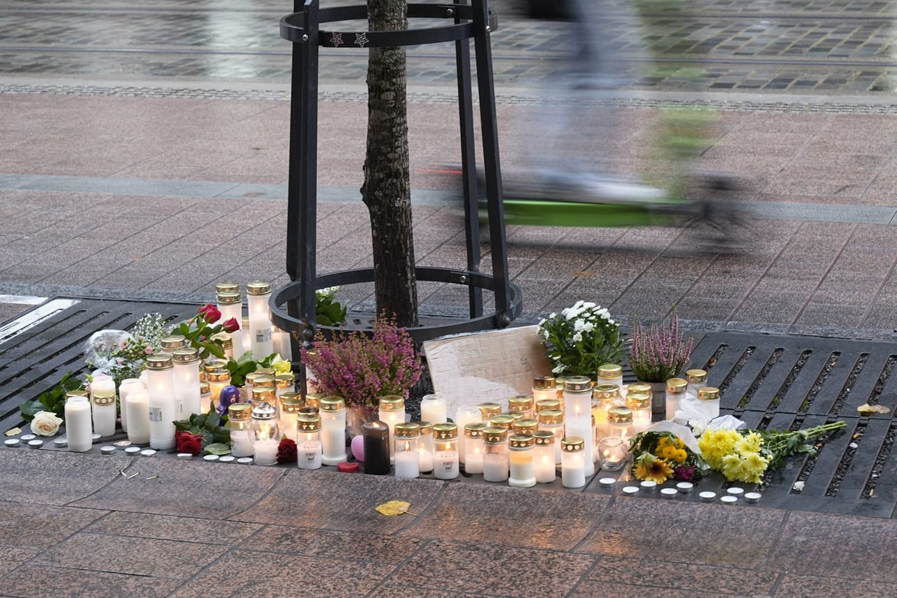 Veriteko tapahtui Tampereen Hämeenkadulla syyskuussa viime vuonna. Tapahtumapaikalle tuotiin seuraavana päivänä kynttilöitä ja kukkia. LEHTIKUVA / Kalle Parkkinen