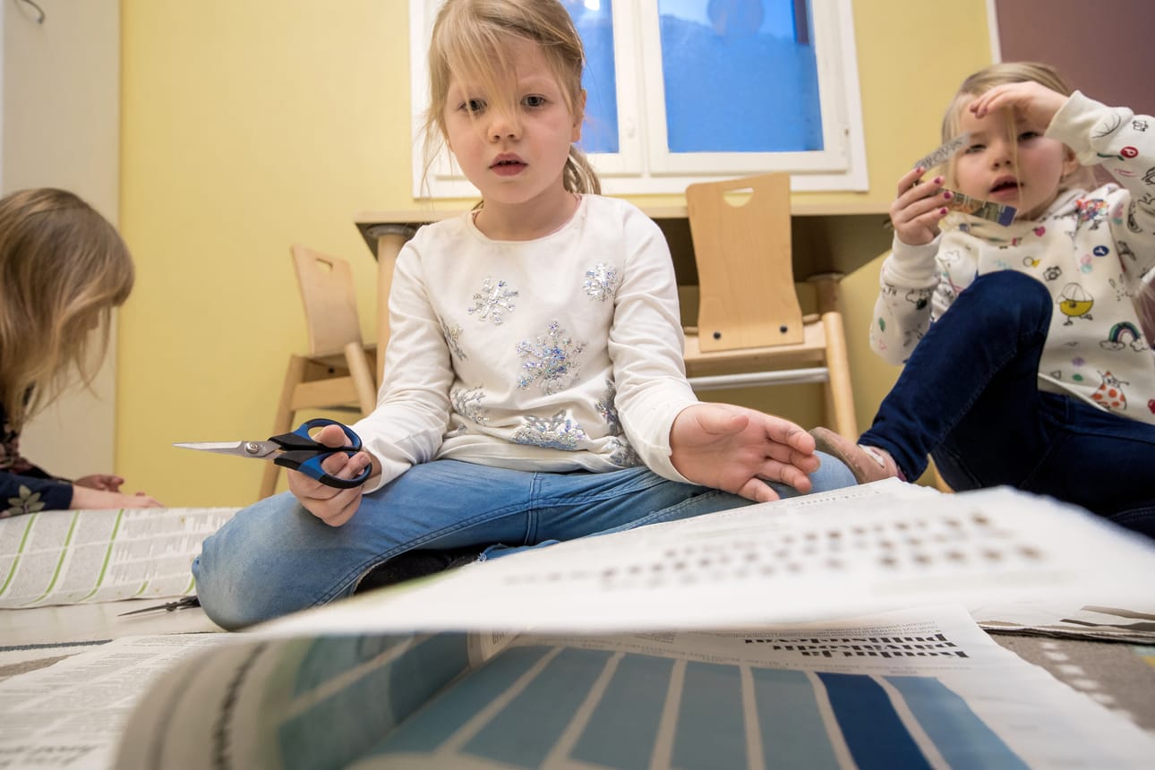 Touhula Villivekara -päiväkodissa tehdään tällä viikolla omaa lehteä. Tässä sitä valmistelevat Lumi Keski-Korsu, Joana Ranta ja Siiri Lohtander.