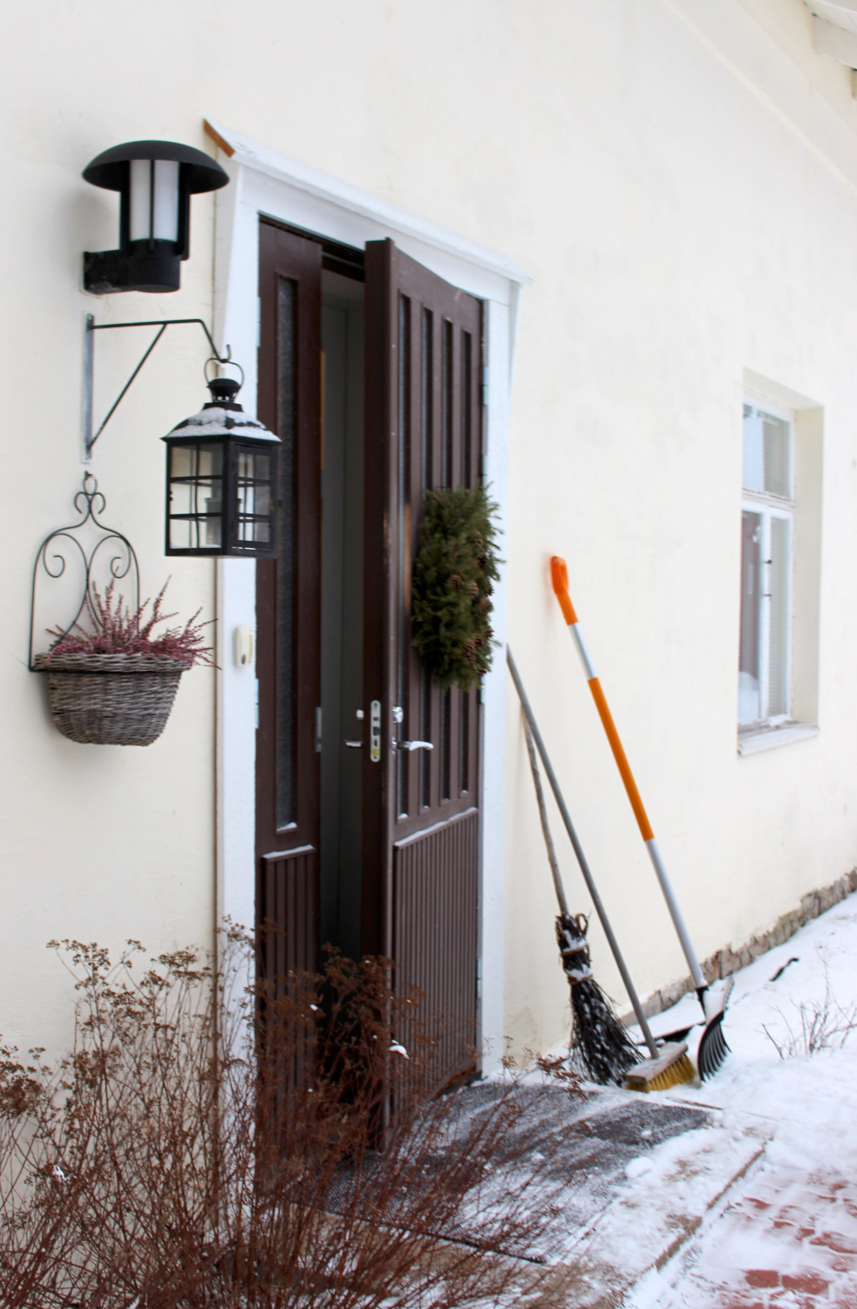 Yli satavuotiaan rakennuksen ulko-ovet ja väliovet on kunnostettu tai teetetty vanhan mallin mukaan uudet ovet.
