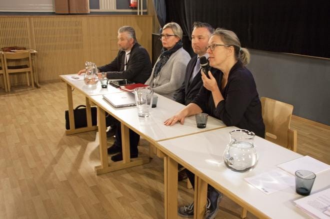 Sairaalapalveluja tarjoavan Kristina Medi Oy:n toimitusjohtaja Mia Vanhatalo (oikealla) vahvisti, että lääkärin lähetteen voi pyytää Vaasan tai Seinäjoen sijasta heille. Sairaalanmäen toiminnoista olivat kertomassa myös perusturvajohtaja Christian Lindedahl, vt. hallintojohtaja Riitta Palmberg ja Geritrimin johtaja Tony Westerlund. KUVAT: AUNE WARONEN