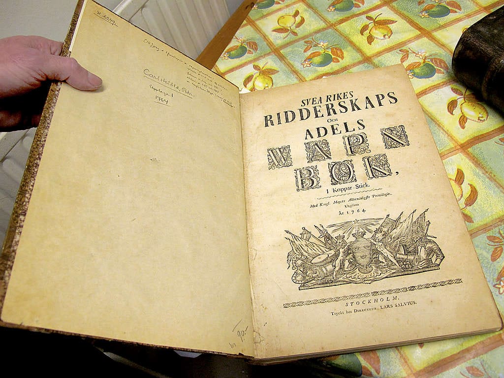Tämä kirja kuuluu Ilkka Suomalan kokoelman arvokkaimpiin. Kirjassa, joka on vuodelta 1764, on sukujen vaakunoita.