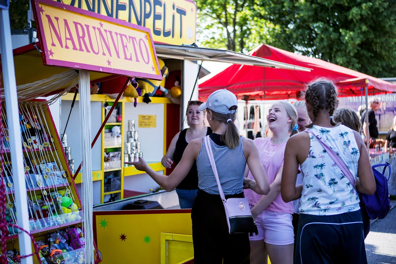 Köpingin markkinoilla on sekä myyntikojuja että urheuluseuroja, jotka esittelevät toimintaansa. Arkistokuva.