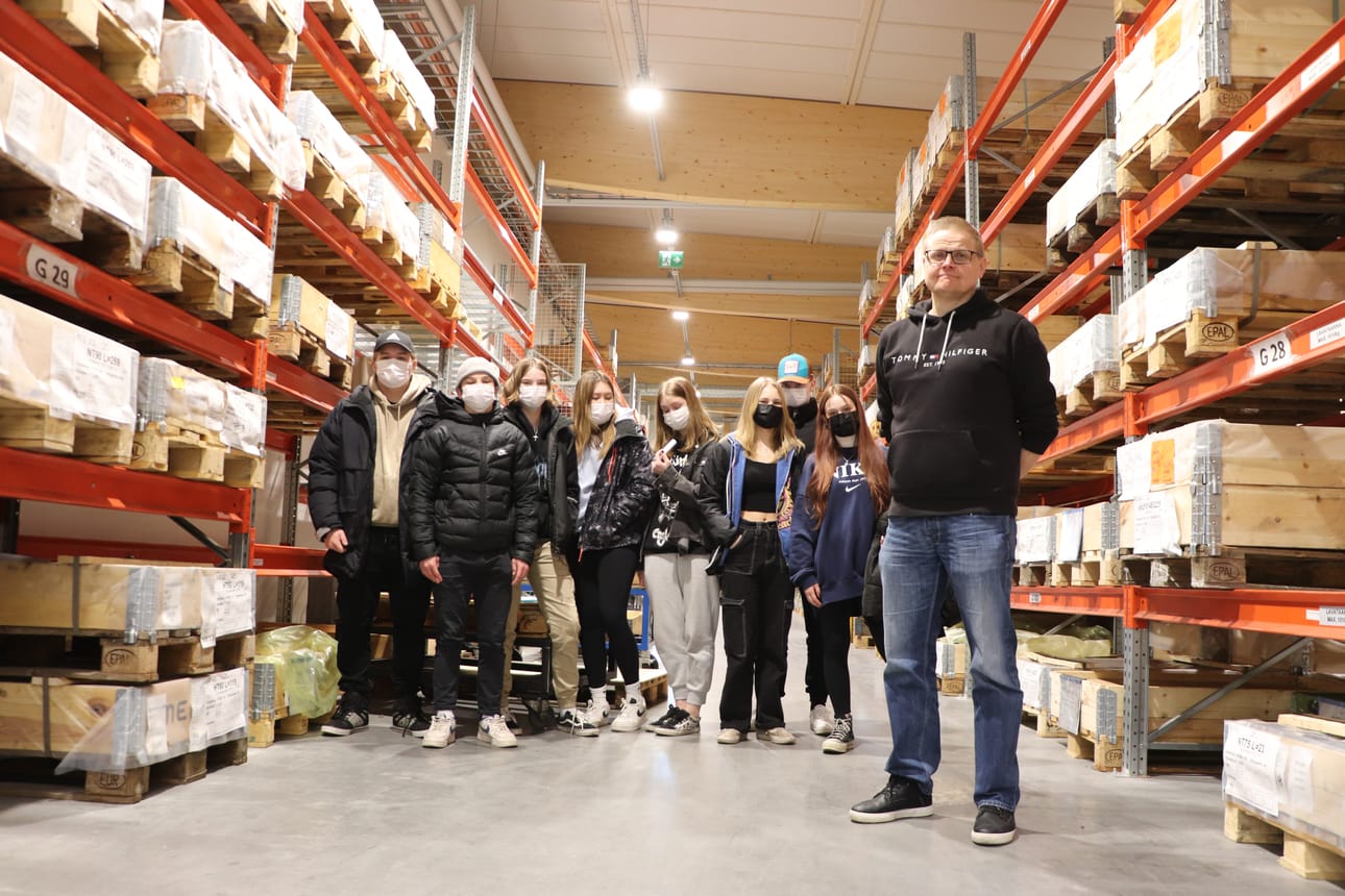 Tulevia työntekijöitä? JMC Enginen myyntijohtaja Mikko Lassila kierrätti Ruukin koulun 9-luokkalaisia yrityksen tuotantotiloissa. Useimmille kaikki nähty oli uutta.
