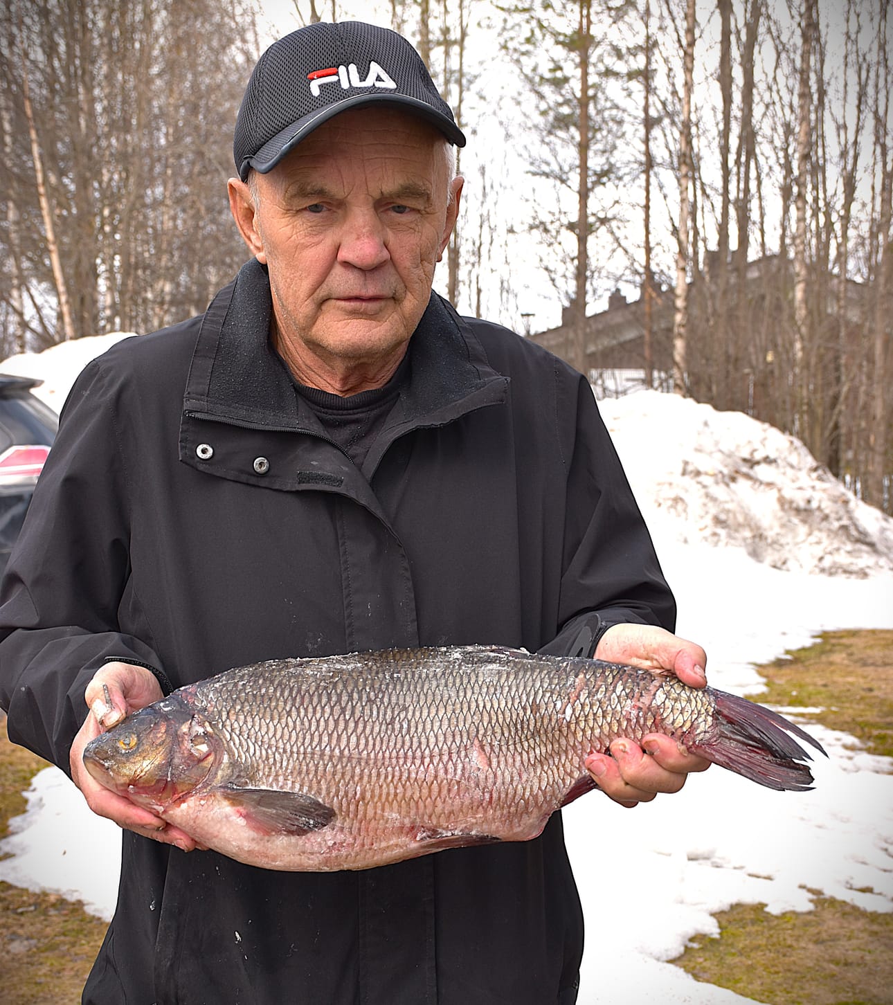 Posiolainen Raimo Kitkala sai ison säynävän Kitkajärvestä Luonselän Ruunakarista läheltä Himmerkiä lauantaina 4. huhtikuuta. Julmetun ison kalan paino oli 3,250 kiloa ja pituus 59 senttiä. Kitkala piti kalan pakasteessa tiistaihin saakka.
