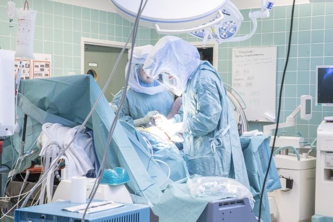 Potilaat voivat nähdä leikkaustilanteissa unia tai reagoida ympäristössä kuuluviin ääniin. Arkistokuva. KUVA: Tiina Wallin