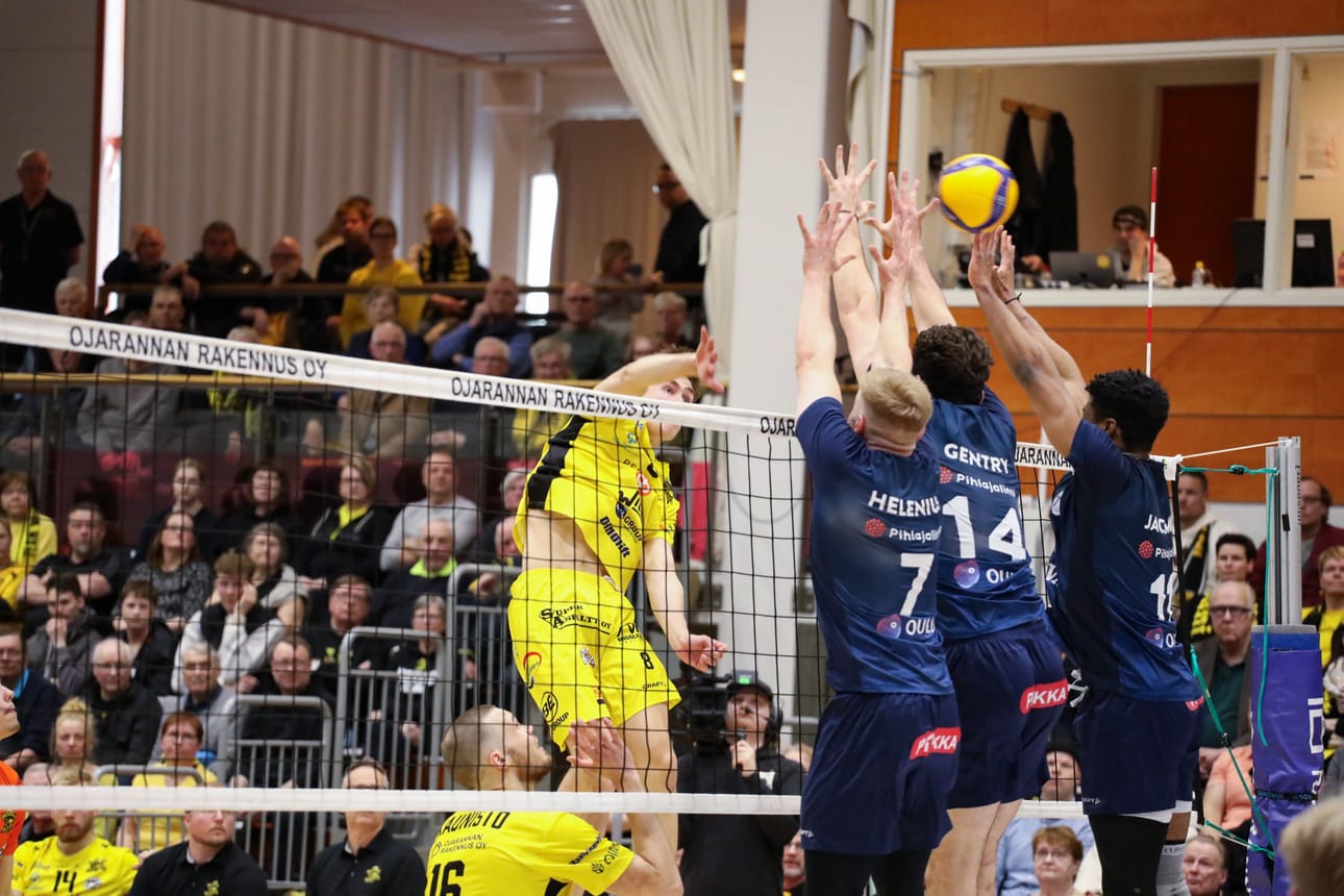 Keltapaitaisen Hurrikaanin Viktor Viljamaa testasi AC Oulu Volleyn torjuntaa, jossa olivat Jan Helenius, Matthew Gentry ja Samuel Jackman.
