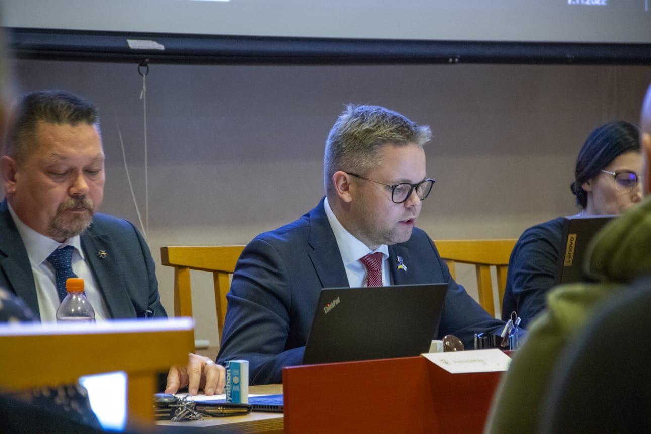 Kunnanjohtaja Vesa Anttila, kunnanvaltuuston puheenjohtaja Jussi Ylitalo ja kunnanhallituksen puheenjohtaja Annukka Suotula.