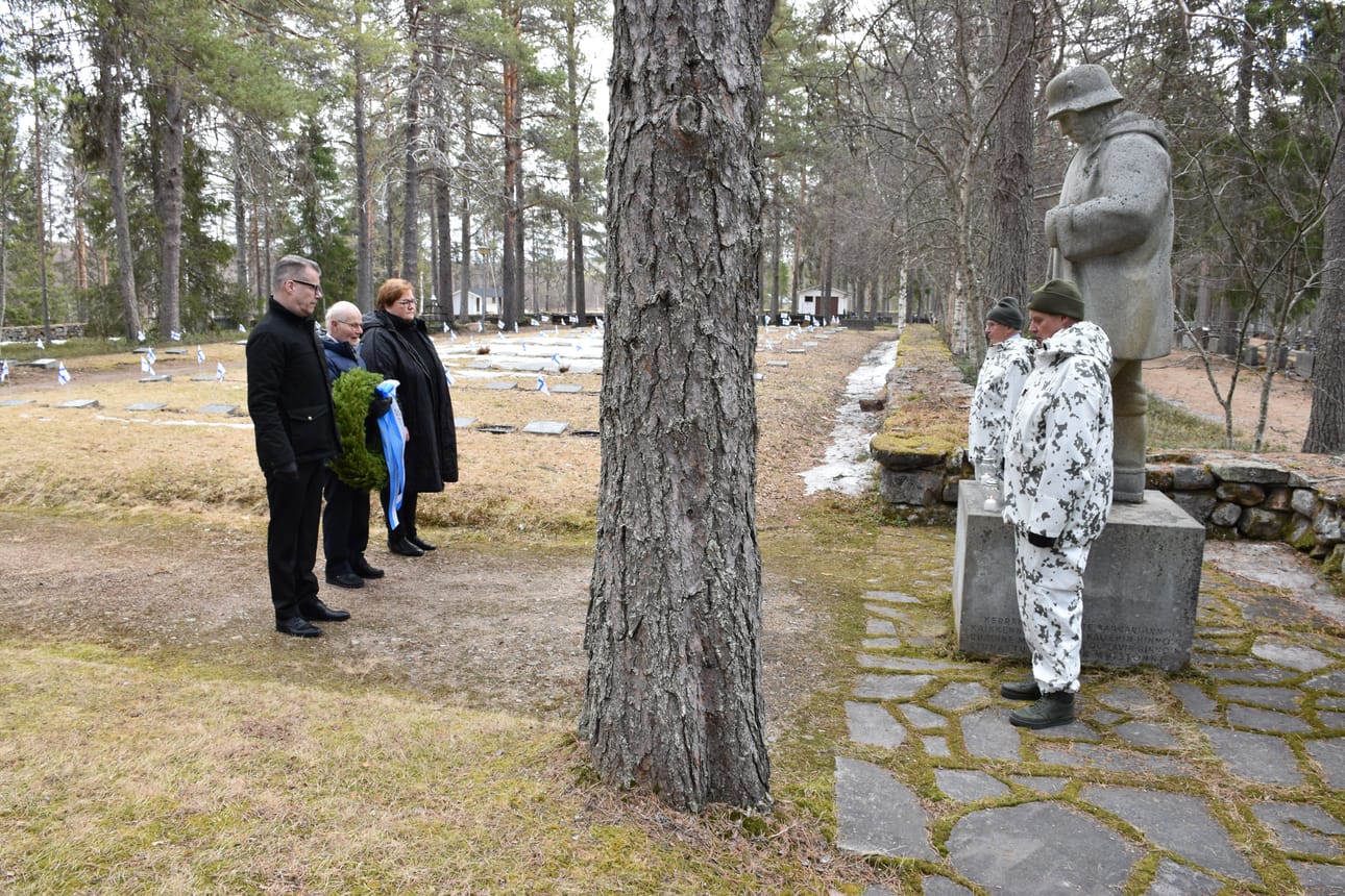 Kansallista veteraanipäivää vietettiin Koillismaalla perinteisin juhlallisuuksin. Kuva on Posion sankaripatsaalta, jossa kunniavartiossa seisovat Matti Mälkiä (oik.) ja Kalevi Immonen. Seppeleen laskivat Pekka Jääskö, Kalevi Savilaakso ja Leena Pudas.