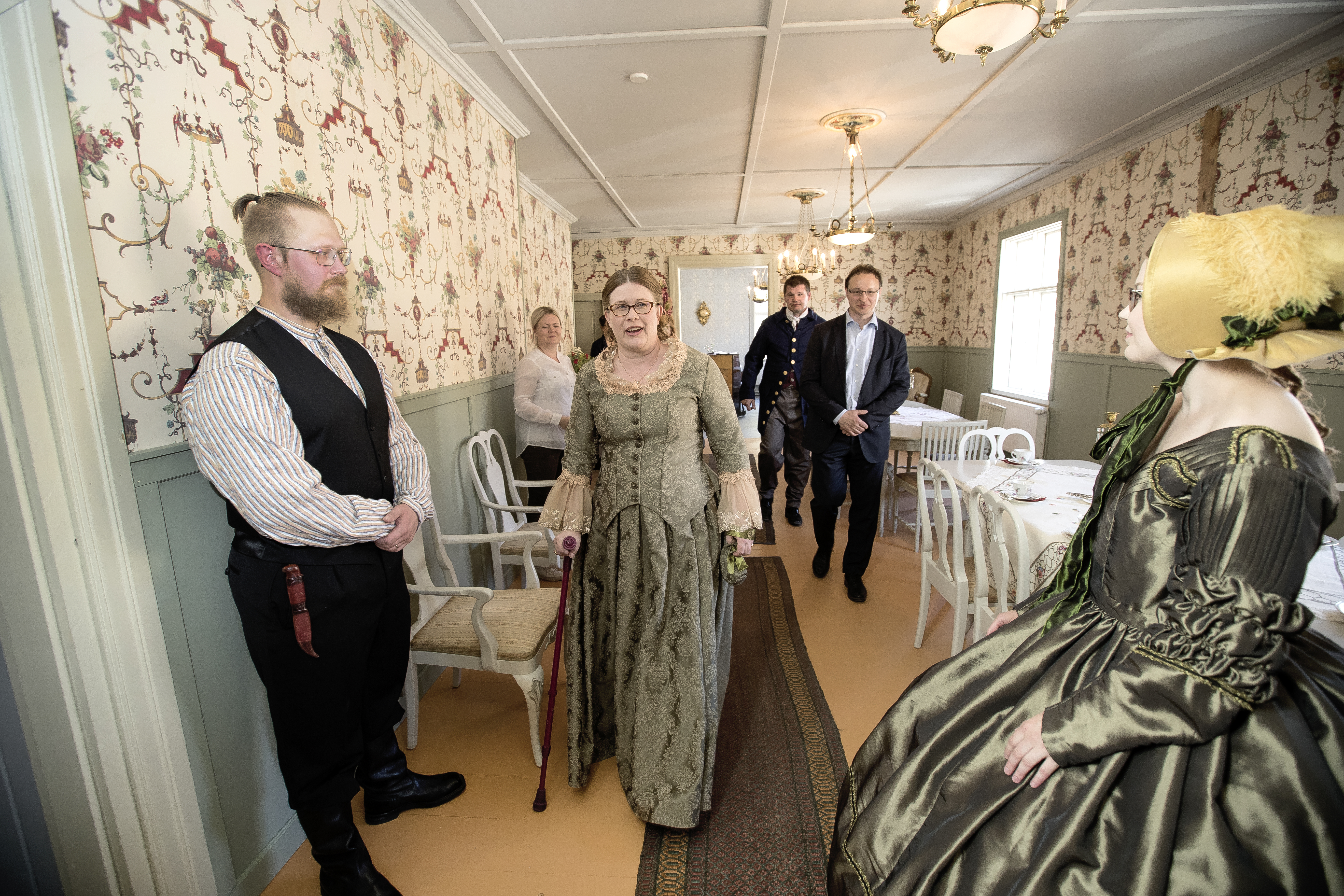 Langin Kauppahuoneen laajennuksen restaurointikisälli Jorma Vesa, Pia Vähäsalo, Pasi Siipola, Ari Nurkkala sekä Oona Similä Fredrikin salissa.Perällä näkyy kirkkosali.