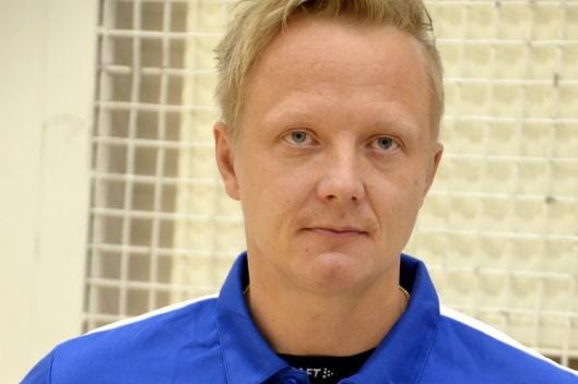 Vedon uusi pelinjohtaja Markku Hylkilä on Reisjärven Pilkkeen kasvatteja. Vedon avoimia harjoituksia oli liikuntahallilla seuraamassa paljon pesisfaneja. Joukkueesta oli paikalla 18 pelaajaa ja joukkueenjohtoa. KUVA: MARKKU TURPELA
