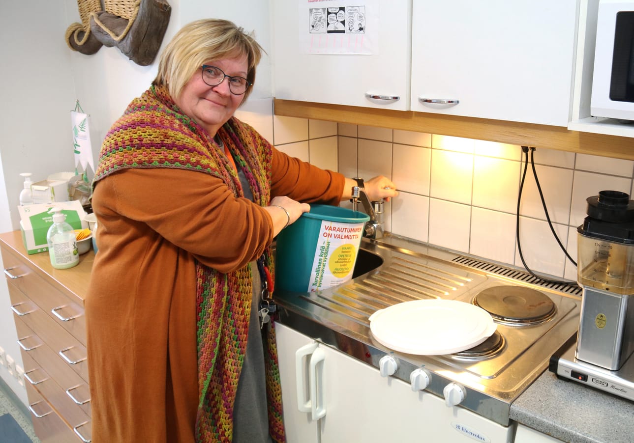 Päivi Kultalahti päästi malliksi puhdasta vettä kannelliseen sankoon.