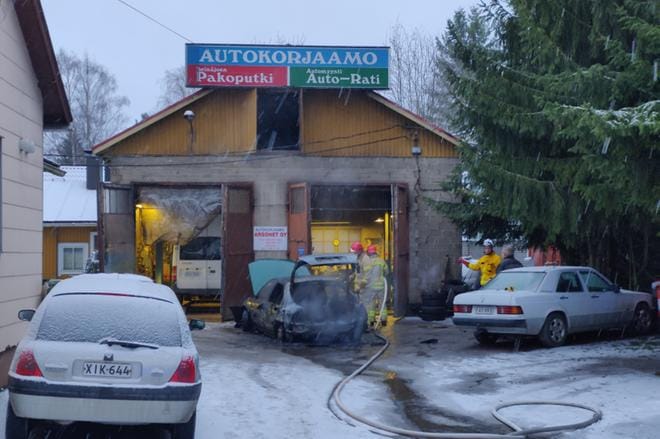 Auto syttyi palamaan kipinästä. KUVA: TOMI KOSONEN