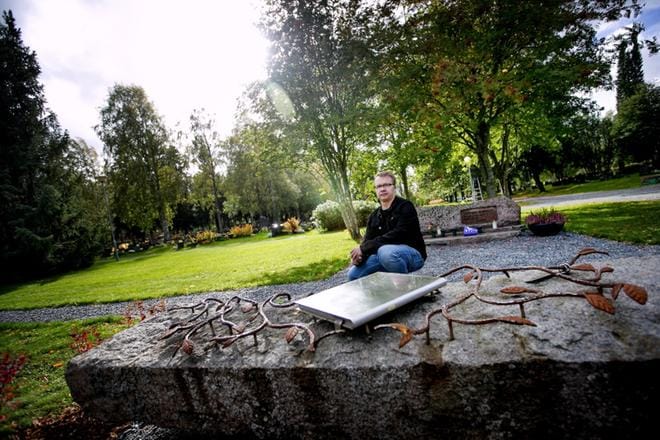 Ensihoidon kenttäjohtaja Timo Koivula tuo Kauhajoen koulusurmien muistokivelle vuosittain kukkia tragedian vuosipäivänä. Kymmenen vuotta sitten hän piti ensiapukoulutusta samassa rakennuksessa, jossa ammattikorkeakoulun opiskelija avasi tulen ja surmasi itsensä lisäksi yhdeksän luokkatoveriaan sekä opettajan. Koivula otti ensihoidon tapahtumapaikalla johtaakseen jo siinä vaiheessa, kun surmalaukaukset kaikuivat vielä koulun käytävillä. KUVA: JAAKKO ELENIUS