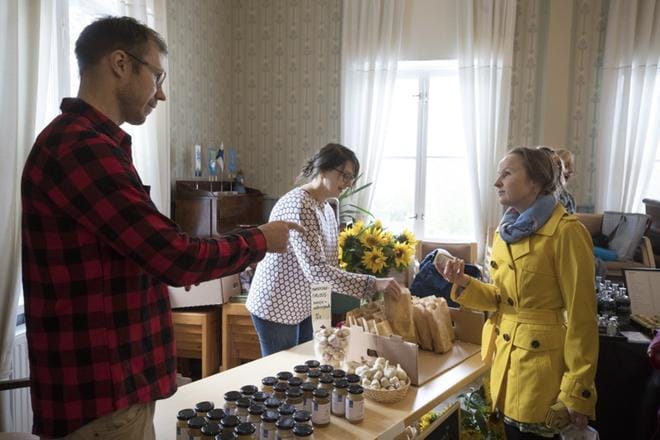 Marjaana Kotilainen (oik.) tsekkasi Jussi Peltoniemen ja Niina Mäntymäen hunajapurnukat ja valkosipulipussit. Kyröläisyrityksen valikoimista löytyivät flunssakauden tropit. KUVAT: MINNA ANTILA