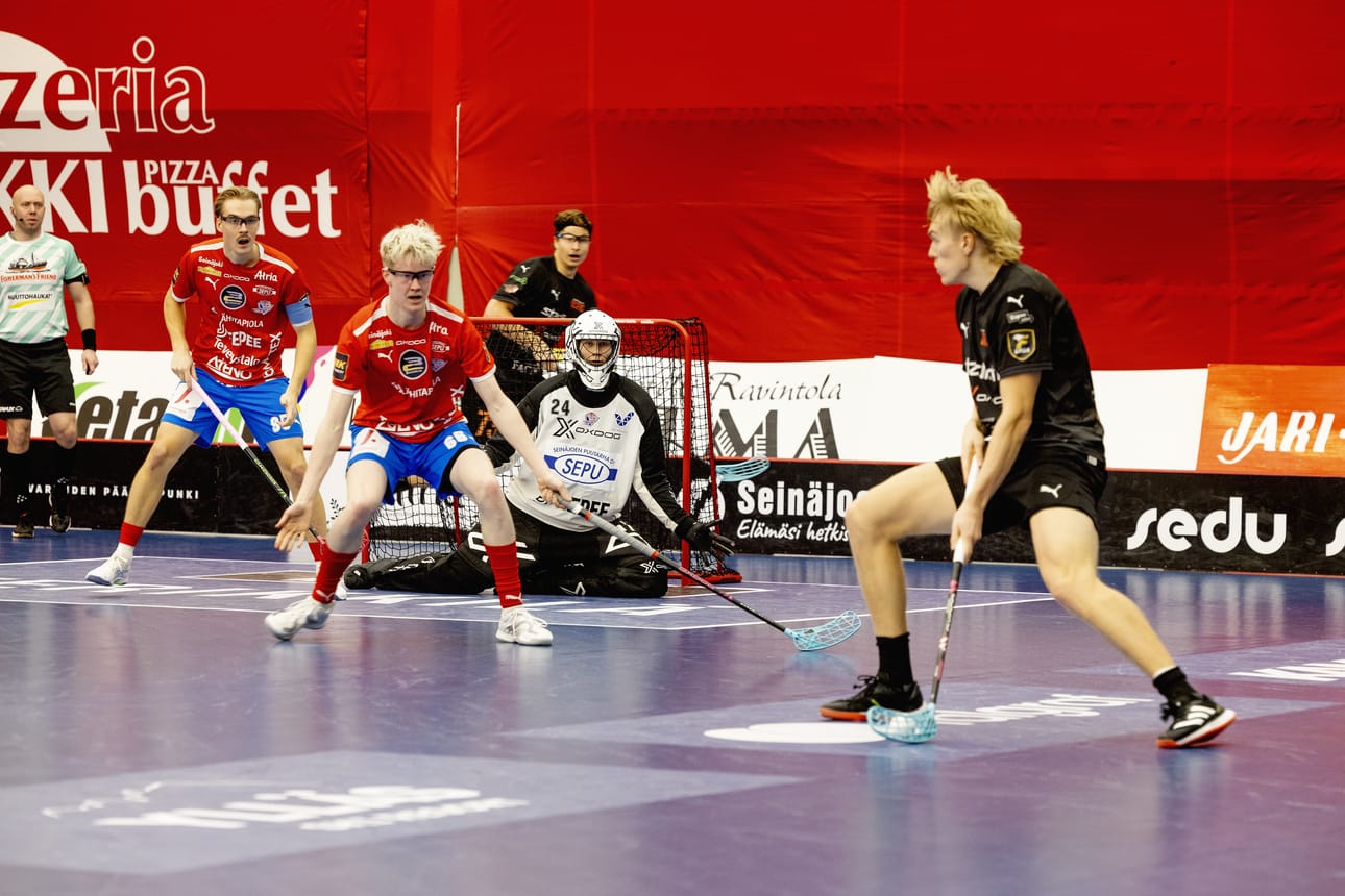 SPV:n Miika Latvala, Mikko Santanen ja maalivahti Teppo Liukkonen olivat helisemässä Oilersin Justus Kainulaisen ja Aaro Astalan kanssa.