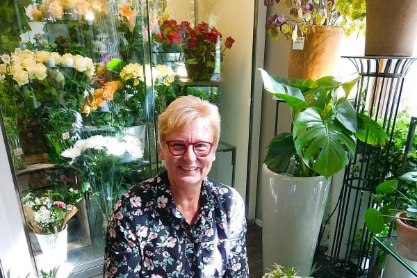 Kukkakauppias Sinikka Matikainen esittelee muodikasta kimppua, jossa on yhdistelty eri värejä ja materiaaleja. – Pidän kaikista kukista! Omassa puutarhassani on tänä kesänä paljon erilaisia kukkia. Kuva: Josefiina Vanhanen
