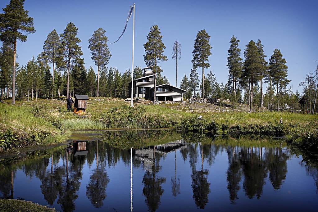 Tauno "Katto" Konttisen tukikohta sijaitsee keskellä ei metsää, mutta puitteet ovat hulppeat.