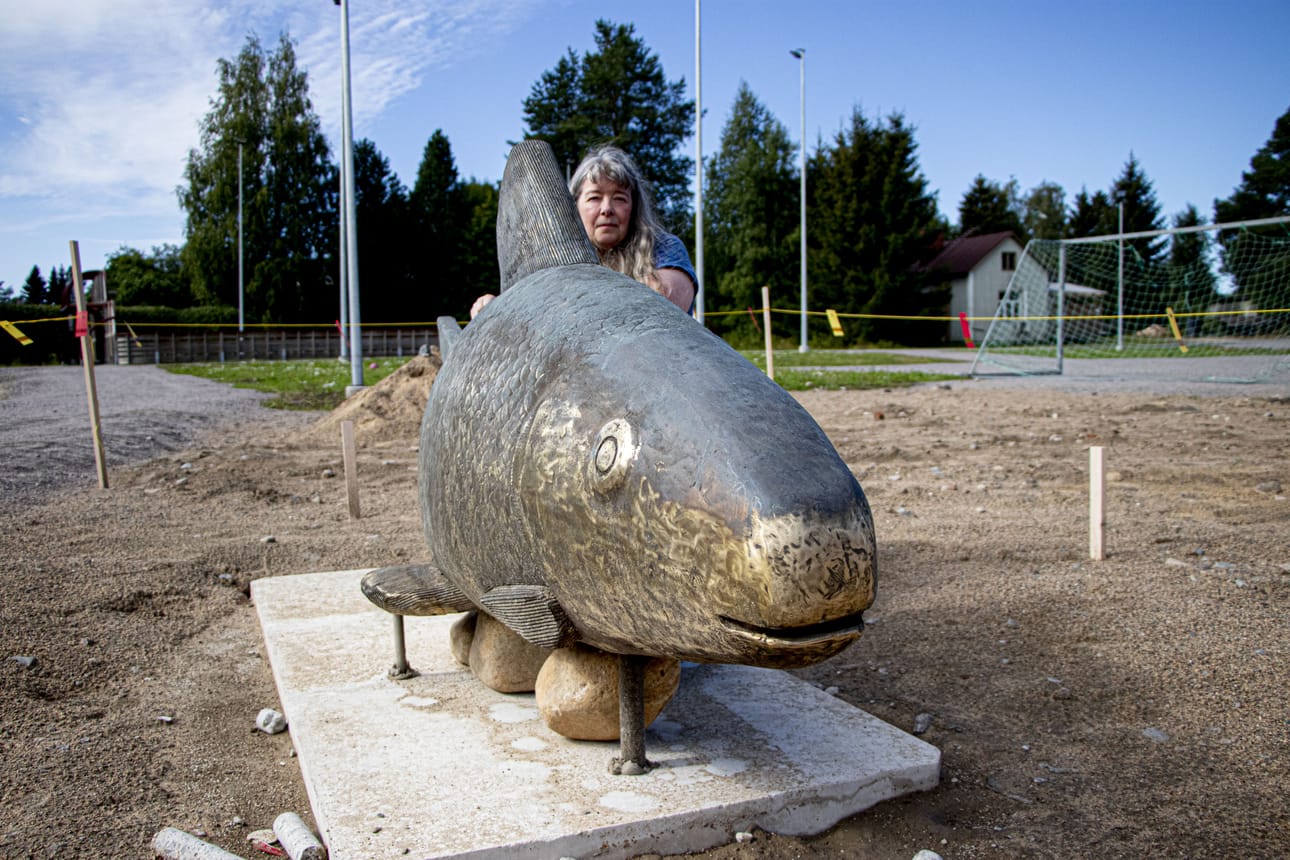Tuula Kuoppamäki on iloinen, että Siikajoella on satsattu julkiseen taiteeseen. Vasta pystytetyn Kahen tonnin siian ympäristö on vielä viimeistelemättä, mutta kohenee syksyn mittaan.