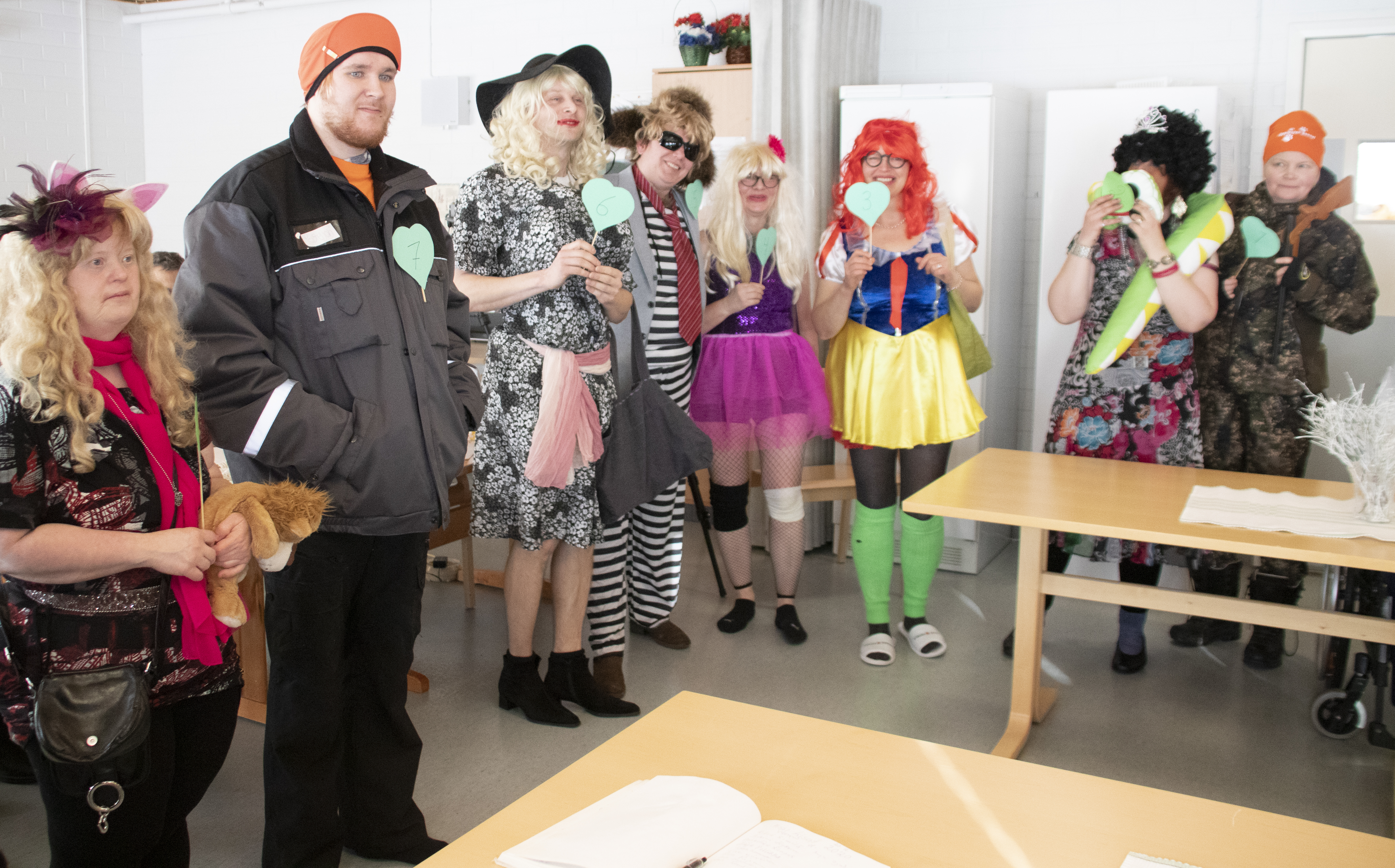 Asukierroksen jälkeen missit poseerasivat hetken: Daijana kissankesyttäjä, Puuha Pete, Unelma Säleikkö, Reiska, Ballerina, Pusu Lumikki, Anastasia ja Tellervo Tapion tyttö.