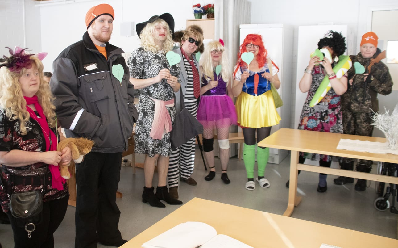 Asukierroksen jälkeen missit poseerasivat hetken: Daijana kissankesyttäjä, Puuha Pete, Unelma Säleikkö, Reiska, Ballerina, Pusu Lumikki, Anastasia ja Tellervo Tapion tyttö.