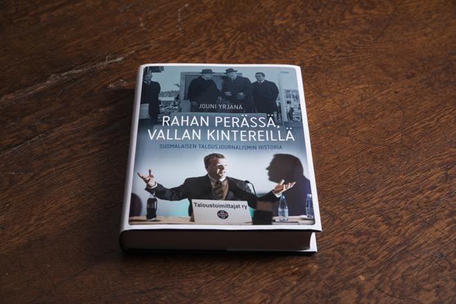 Filosofian tohtori Jouni Yrjänän teos Rahan perässä, vallan kintereillä kattaa talousjournalismin historian 250 vuoden ajalta. KUVA: Karoliina Vuorenmäki