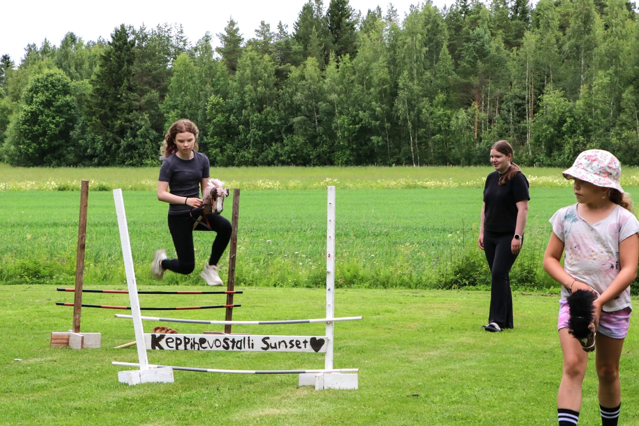 Kepparileirillä ohjelmaan kuuluu muun muassa esteratsastusta.