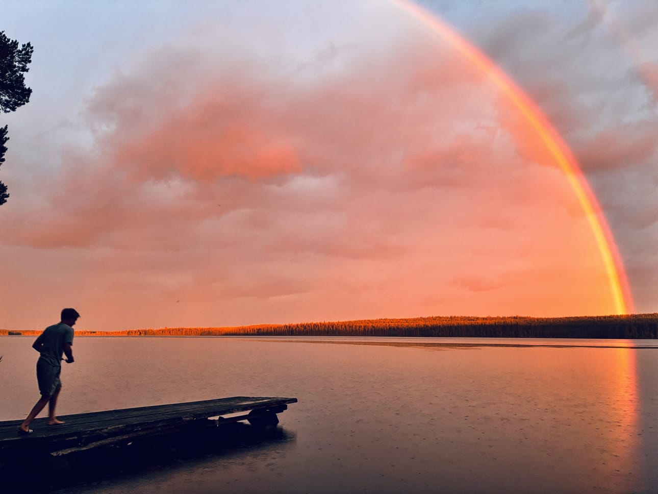 Sateenkaari Kontioluoman yllä.
