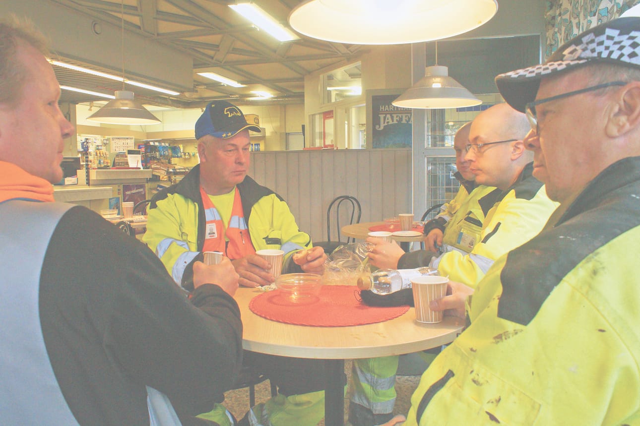 Asuntoinsinöörien työmiehistä kahvitauolla istuivat Tero Hemmilä (vasemmalla), Eero Takkinen, Mikko Lammela, Mika Lehtola ja Jukka Sarajärvi.
