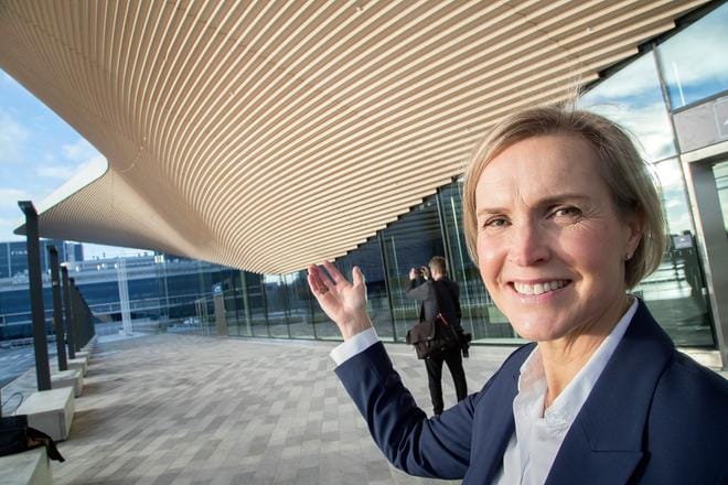 Helsinki-Vantaan lentoasemajohtaja Ulla Lettijeff toivottaa matkustajat tervetulleeksi uuteen terminaaliin 1. joulukuuta alkaen.