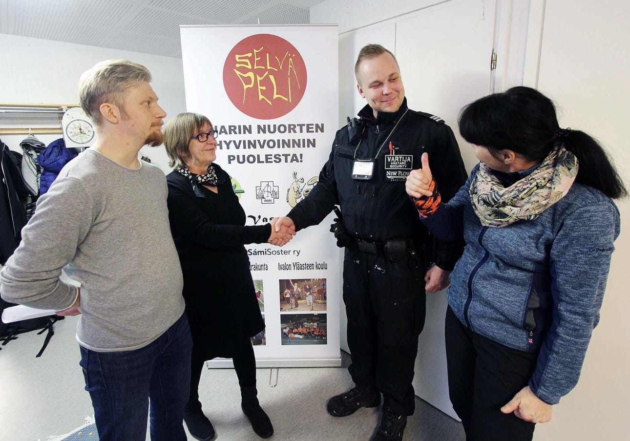 Juhani Vesa (vas.), Anu Avaskari ja Pirkko Mäenpää onnittelevat palkittua Toni Karilahtea. Tämä on Selvää peliä.