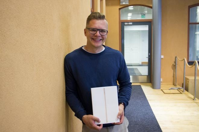 Ikkuna-festivaalin arvonnan pääpalkinnon eli ruusukultaisen iPadin voitti Svante Lindholm. Kuva: Janette Litmanen