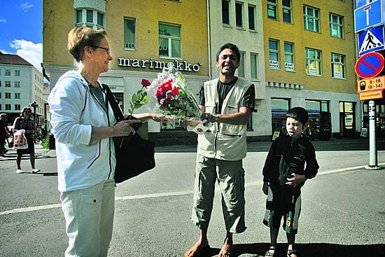 Iiläinen Ulla Tiiro auttoi romanialaista perhettä ostamalla heiltä ruusun.