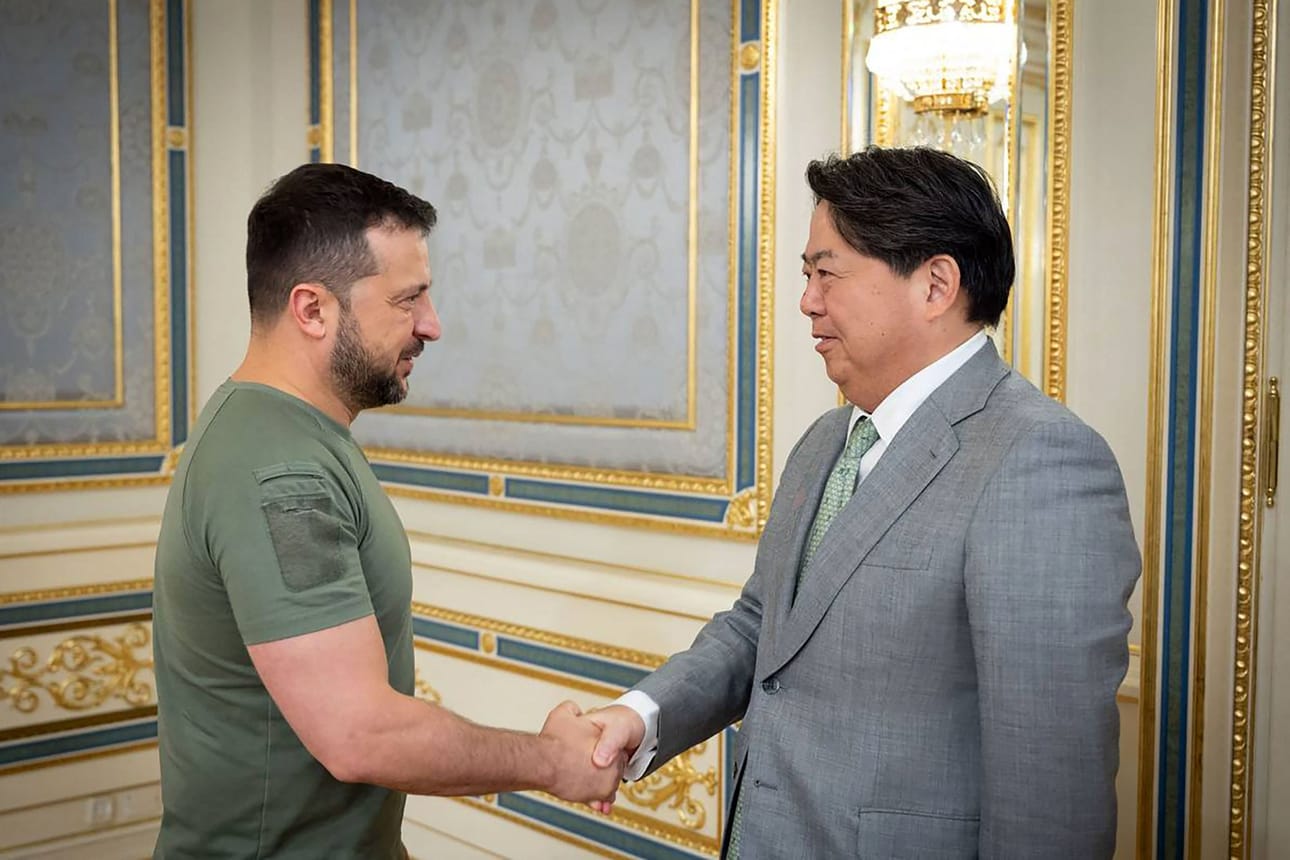 Japanin ulkoministeri Yoshimasa Hayashi (oik.) vieraili Kiovassa lauantaina ja tapasi Ukrainan presidentin Volodymyr Zelenskyin. LEHTIKUVA/AFP/HANDOUT