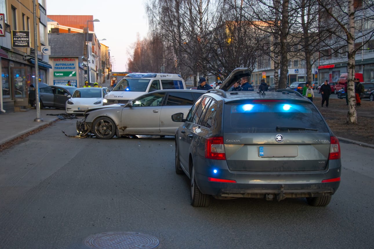 Kuljettaja kolaroi Kemin Keskuspuistokadulla ja aiheutti vaurioita useisiin autoihin.