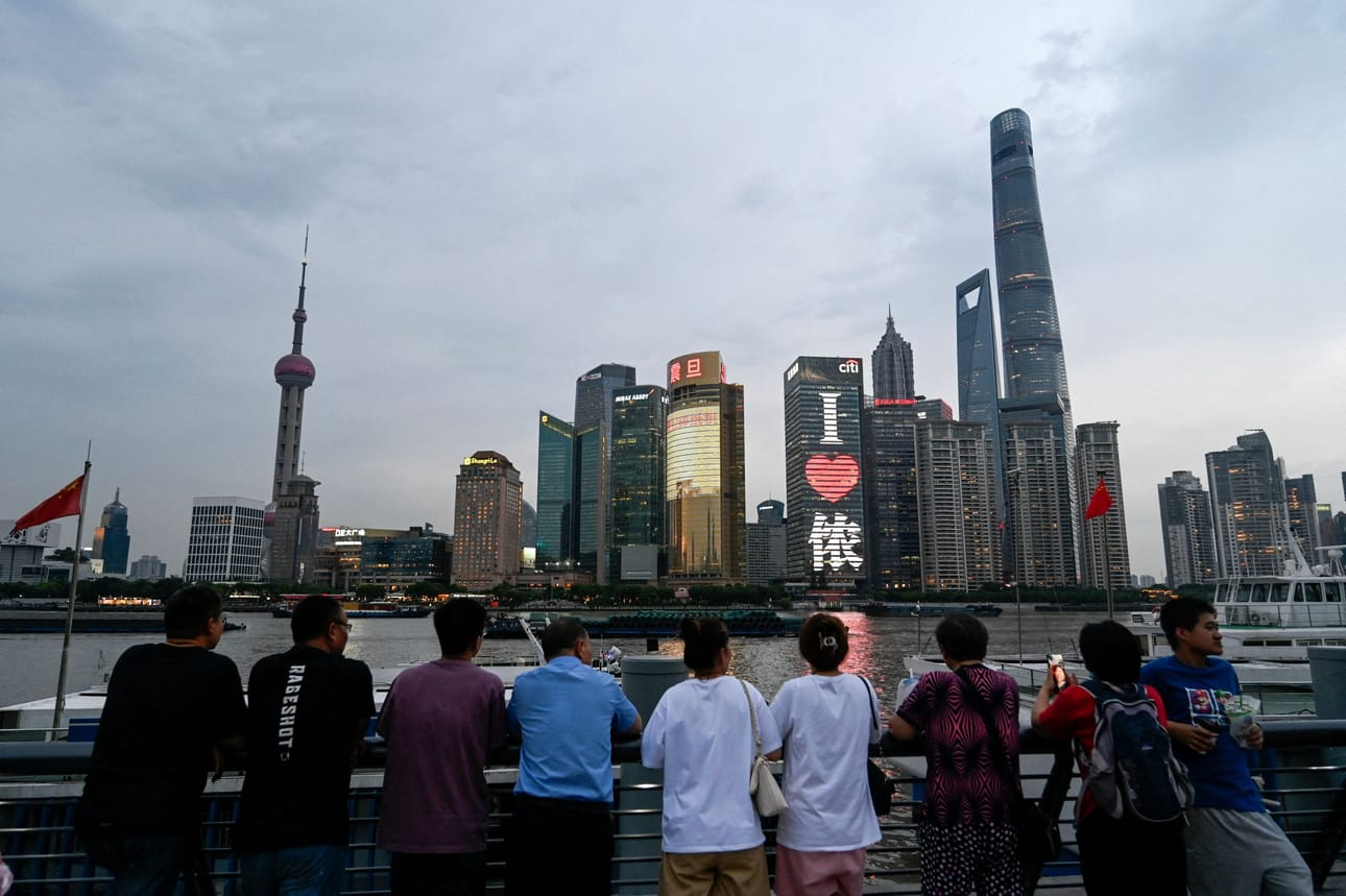 Heinäkuussa Kiina vajosi deflaatioon, kun kuluttajahinnat laskivat alle viime vuoden vastaavan ajankohdan. Kuvassa ihmisiä Shanghaissa kesäkuussa. Korjaus kuvatekstiin klo 7.20: kuvatekstissä puhuttiin aiemmin virheellisesti heinäkuusta vaikka pitäisi puhua kesäkuusta. LEHTIKUVA/AFP
