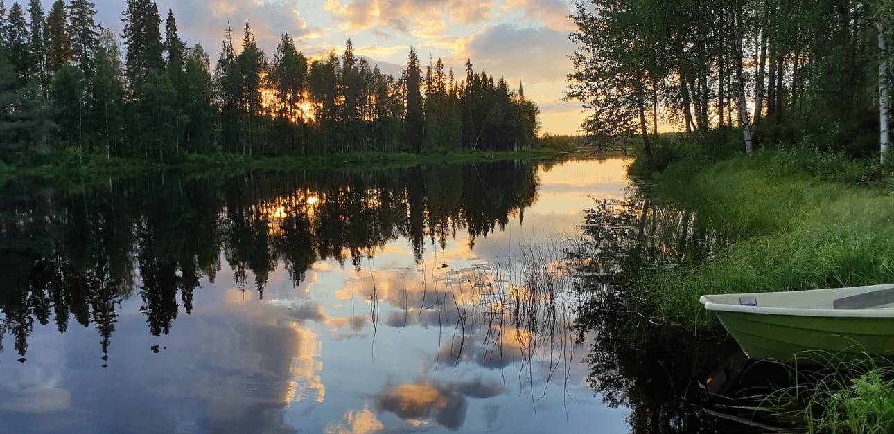 Hetki ennen auringonlaskua Siivikon Korpijoella.