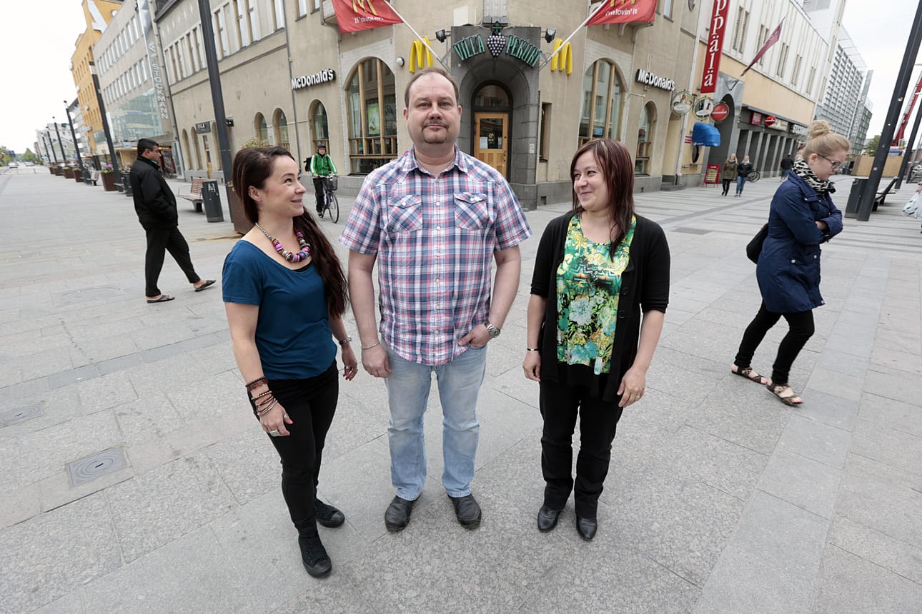 Via Vis yrittää tehdä Oulun kaduista turvallisempia. Tutkija Helena Parkkila (oik.) innostui hankkeesta niin paljon, että hänestä tuli yksi sen uusista työntekijöistä. Hän on koulutukseltaan kasvatuspsykologi. Pasi Malinen on psykoterapeutti ja Kati Kaarlejärvi on sosionomi, jonka työkokemus on rikosseuraamusalalta. ”Tiiminä katsomme asiakkaita taustojemme ansioista monesta eri näkökulmasta”, kolmikko kertoo.