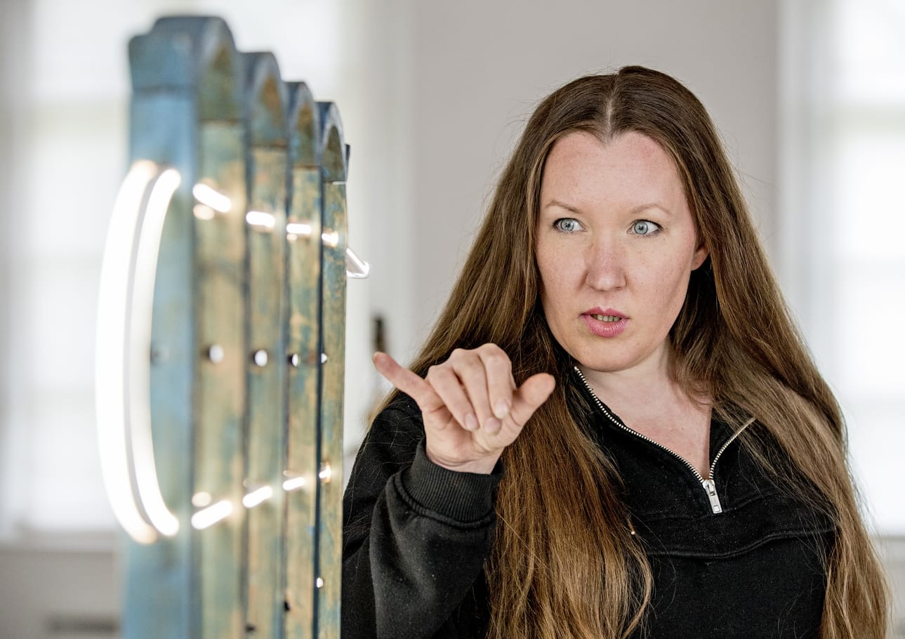 Tiina Vehkaperän Naaras-veistos on pari vastapäätä olevalle Uros-veistokselle. Vilho Lampi -museon valoveistosnäyttelyn teoksissa Vehkaperä yhdistää vanhaa käsityöperinnettä moderniin teknologiaan.