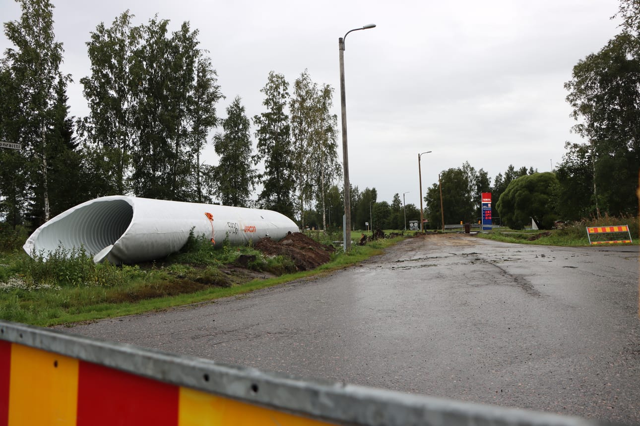Uusi siltarumpu pääsi alkuviikosta odottamaan asennustaan Maamiehenraitin sillan alle.