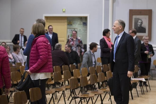 Jari Leppä (kesk.) ihaili Laihian nuorisoseuran taloa ja vakuutti, että hän ei olisi ministeri, jollei hän olisi saanut hyviä eväitä elämään nuorisoseuraharrastuksestaan. KUVA: MINNA ANTILA