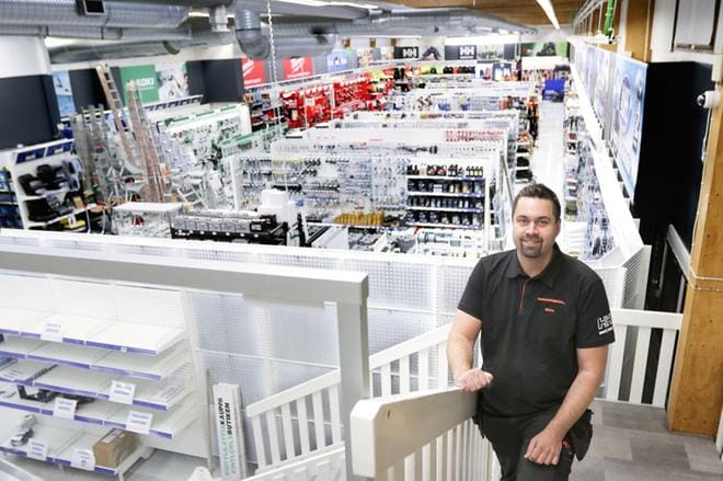 Kauppias Miika Saarenpään perustama yritys työllistää Seinäjoella kahdeksan työntekijää ja koko yritys yhteensä 25–30 henkilöä. KUVA: MATIAS HELINKO