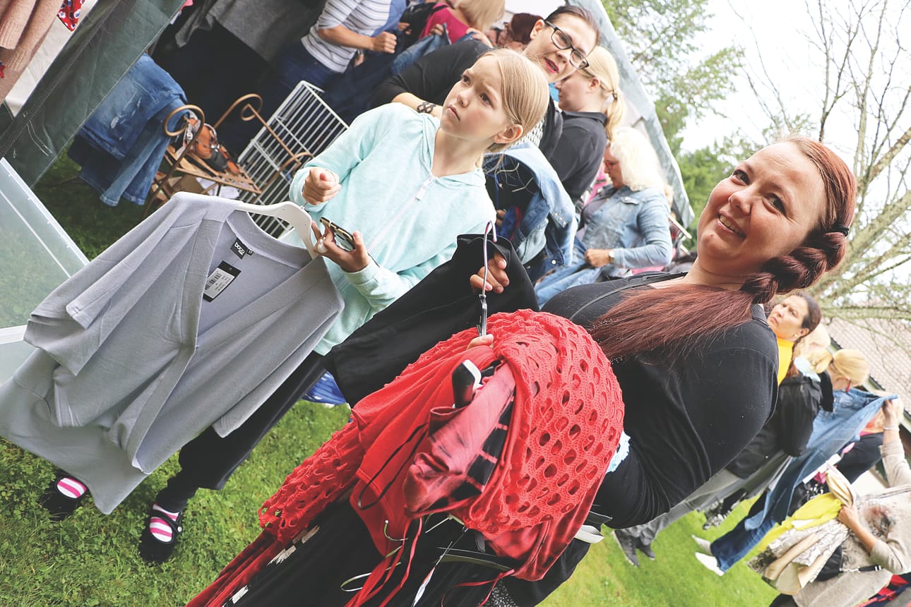 Haukiputaalainen Mira Pohjasenaho piti huolen myös ystävänsä vaateostoksista.